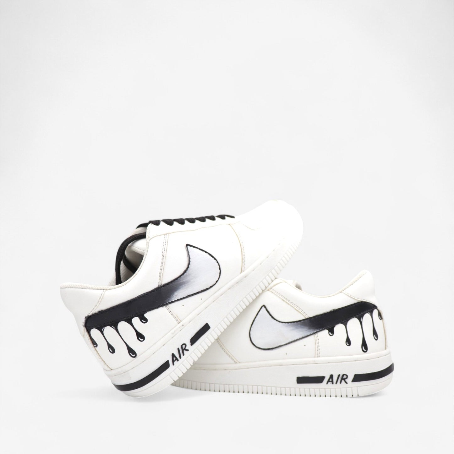 INLACE "Drip Swoosh" – Monochrome Edition